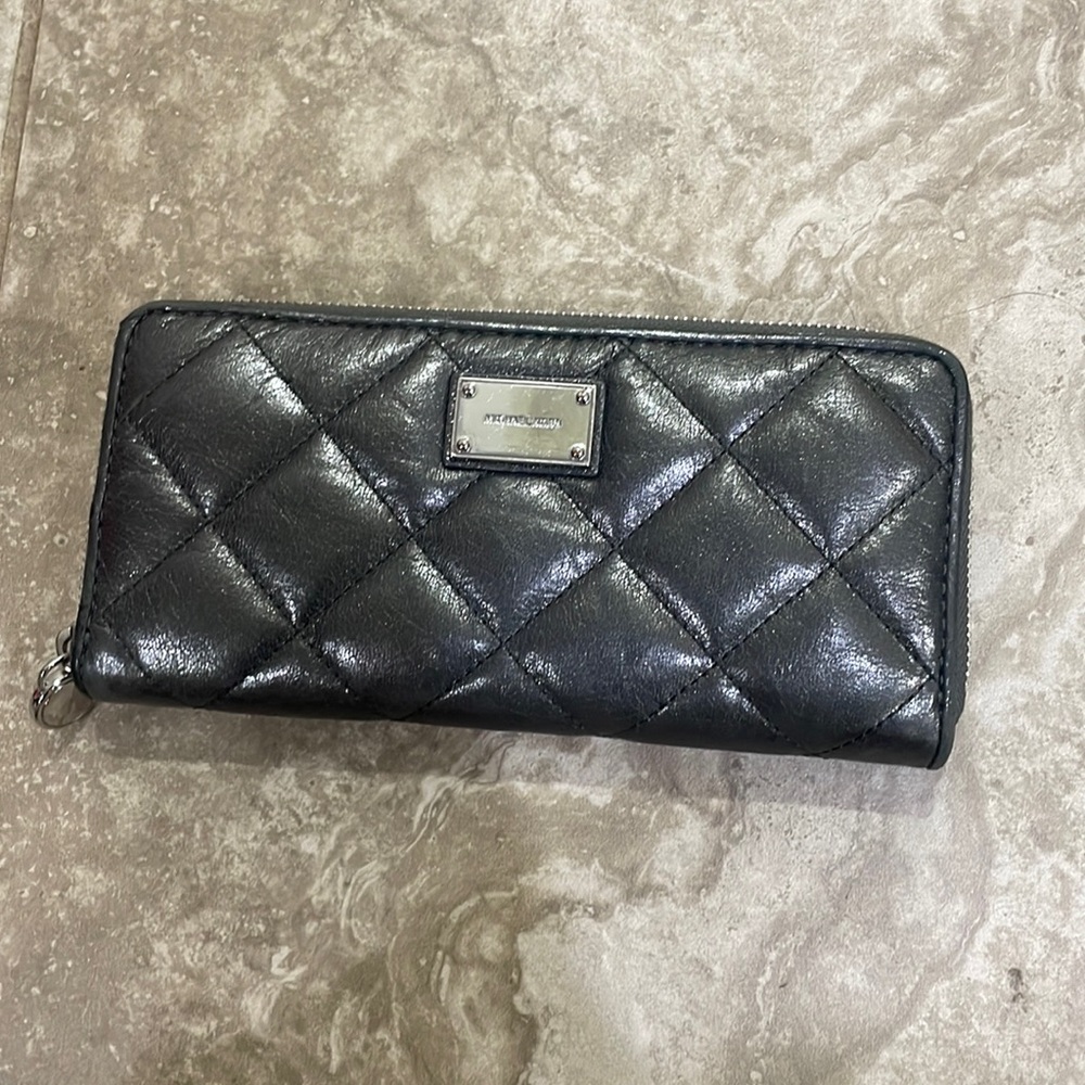 MICHAEL KORS GREY METALLIC QUILTED ZIP AROUND ACCORDION ORGANIZER‎ WALLET CLUTCH